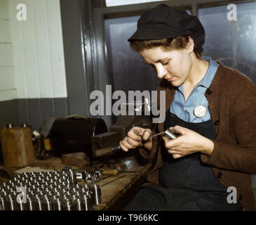 La produzione bellica di lavoratori presso il Vilter Manufacturing Company rendendo M5 e M7 le pistole per gli Stati Uniti Esercito, Milwaukee, Wisconsin. Ex-casalinga, età 24, il deposito di parti di piccole dimensioni. Il marito e il fratello sono in servizio dell'esercito. Sebbene l'immagine di 'Rosie la rivettatrice' riflette il lavoro industriale di saldatrici e rivettatrici, la maggior parte delle donne che lavorano riempito non-factory posizioni in ogni settore dell'economia. Cosa unificato le esperienze di queste donne è che essi hanno dimostrato a se stessi e il paese, che avrebbero potuto fare un lavoro dell uomo e potrebbe farlo bene. Fotografata da Howard R. Hollem, 1943. Foto Stock