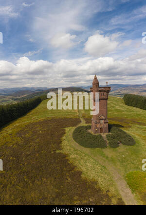 Vista aerea del monumento commemorativo Airlie sulla collina di Tulloch tra Glen Prosen e Glen Clova, vicino a Kirriemuir, Angus, Scozia. Foto Stock