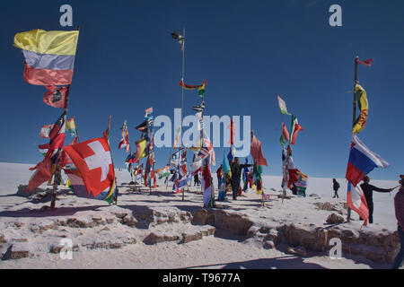 Bandiere a vaste saline del Salar de Uyuni, Bolivia Foto Stock