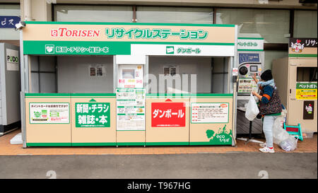 TOCHIGI, Giappone - 5 febbraio 2019: donna non identificato le bottiglie di smistamento per la bottiglia di plastica macchina di riciclaggio al di fuori di un supermercato di Tochigi. Questo mach Foto Stock