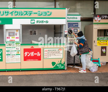 TOCHIGI, Giappone - 5 febbraio 2019: donna non identificato le bottiglie di smistamento per la bottiglia di plastica macchina di riciclaggio al di fuori di un supermercato di Tochigi. Questo mach Foto Stock