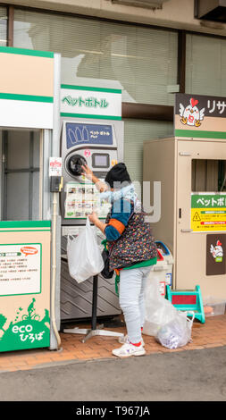 TOCHIGI, Giappone - 5 febbraio 2019: donna non identificato le bottiglie di smistamento per la bottiglia di plastica macchina di riciclaggio al di fuori di un supermercato di Tochigi. Questo mach Foto Stock