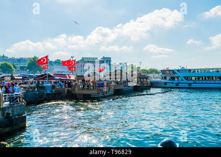 ISTANBUL, Turchia - 11 Luglio 2017 : vista delle barche vendita di balik ekmek sandwich di pesce dal Ponte Galata sulla luglio 11, 2017 ad Istanbul in Turchia Foto Stock