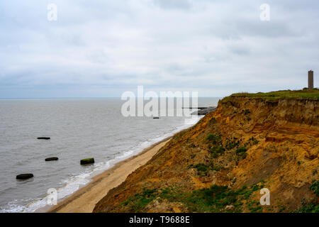 Effetti di erosione costiera, Walton-on-the-Naze, Essex, Regno Unito. Foto Stock