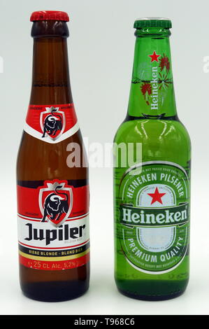 Amsterdam, Paesi Bassi - 10 dicembre 2017: bottiglie del Belgio Jupiler e olandese di birra Heineken. Foto Stock