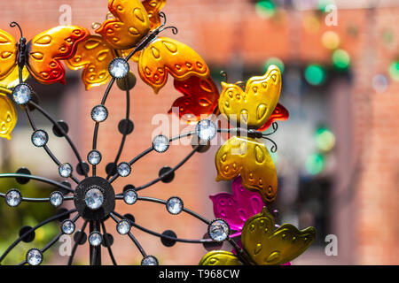 Un giardino whirligig ornamento è in vendita presso il garden shop on Biltmore Estate in Asheville, NC, Stati Uniti d'America Foto Stock