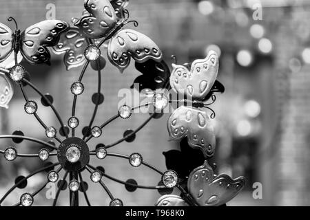 Un giardino whirligig ornamento è in vendita presso il garden shop on Biltmore Estate in Asheville, NC, Stati Uniti d'America Foto Stock