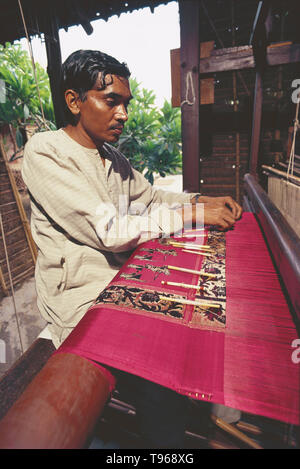 BANARASI SAREE WEAVER SUL SUO TELAIO, HANDLOOM,tradizionale artigianato indiano Foto Stock