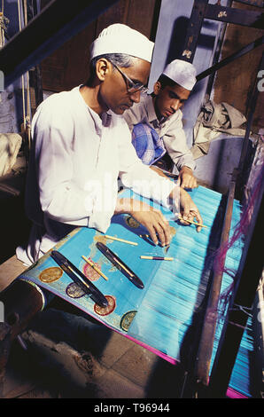BANARASI SAREE WEAVER SUL SUO TELAIO, HANDLOOM,tradizionale artigianato indiano Foto Stock