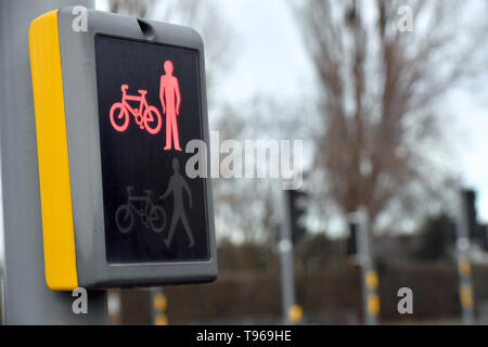 Pedonale e ciclabile luci di attraversamento Foto Stock