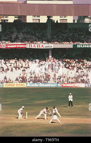 Un battitore a giocare una palla in un CRICKET TEST MATCH INDIA VS INGHILTERRA AL WANKHEDE STADIUM, MUMBAI Foto Stock