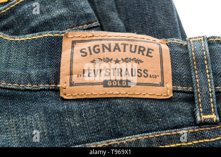 Winneconne, WI - 6 Maggio 2019 : un close-up shot di Levi Strauss signature etichetta oro su un sfondo isolato Foto Stock