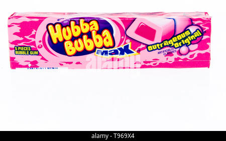 Winneconne, WI - 6 Maggio 2019 : un pacchetto di Hubba Bubba max bubble gum isolato su un background Foto Stock