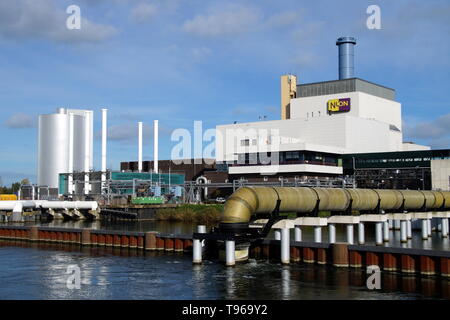 Diemen, Paesi Bassi - 25 Ottobre 2015: Nuon di generazione di potenza Stazione (Gasgestookte Warmtekrachtcentrale Diemen 33 en 34) nell'area di Amsterdam. Foto Stock