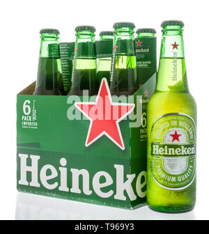 Winneconne, WI - 8 Maggio 2019 : Un six pack di birra Heineken isolato su un background Foto Stock