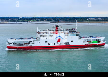 SOUTHAMPTON, Inghilterra - 18 Settembre 2016: Red Funnel, è una compagnia di traghetti che trasportano i passeggeri e veicoli e merci sulle rotte tra l'inglese Foto Stock