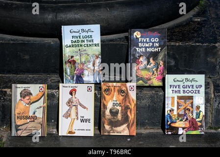 Effettuare lo spoofing di Coccinelle e famosi cinque libri per la vendita in un libro di beneficenza in vendita in Edimburgo, Scozia, Regno Unito. Foto Stock