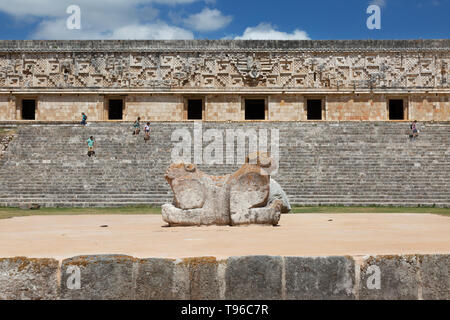 Uxmal, Messico - due intitolata Jaguar trono davanti al palazzo dei governatori; rovine maya di Uxmal, Yucatan, Messico America Latina Foto Stock