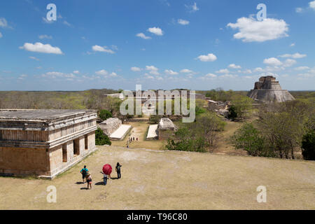 Uxmal Messico - Vista delle rovine Maya guardando oltre la casa delle tartarughe verso il Convento delle Monache del quadrangolo e piramide del mago, America Latina Foto Stock