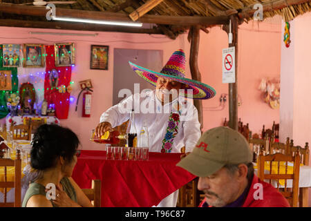 Messico cameriere - un cameriere messicano indossando un sombrero serve bevande ai turisti in un ristorante, Campeche, Yucatan Messico America Latina Foto Stock