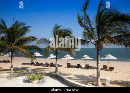 Passeggiata sulla spiaggia vicino a Saigon Ninh Chu Resort di Phan Rang Beach,sul mare del sud della Cina, Ninh Thuan, Vietnam Foto Stock