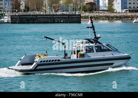 Royal Naval imbarcazione a motore del pericolo in Portsmouth Porto, nel Regno Unito il 10 aprile 2014. Foto Stock