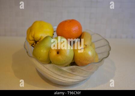 Coppa di frutta con una varietà di frutta Foto Stock