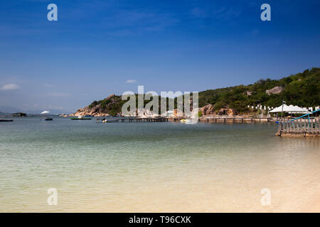 La spiaggia e il resort di Sao Bien nella baia di Cam Ranh,sul mare del sud della Cina, Ninh Thuan, Vietnam Asia Foto Stock