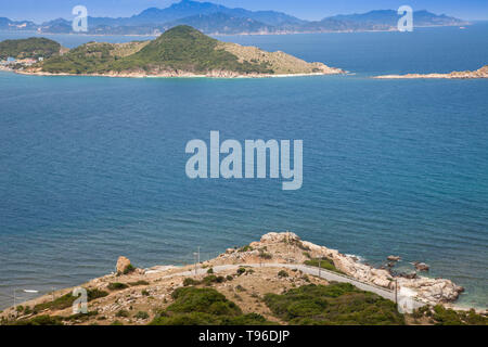 Costa rocciosa paesaggio di Vinh Hy, sul Mare della Cina del Sud,Ninh Thuan, Vietnam Foto Stock