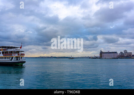 Steamboat e gabbiani in Kadikoy, Turchia, Istanbul, 01.12.2018 Foto Stock