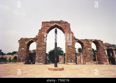 ASHOKA pilastro di ferro, all'interno di Qutub Minar complesso, Delhi, India, Asia Foto Stock