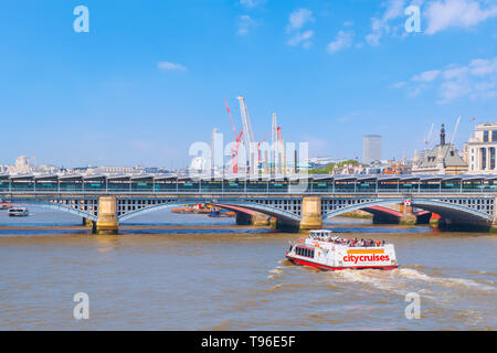 London, Regno Unito - 23 Maggio 2018: vista del fiume Tahmes dal Millenium Bridge (Londra Millennium Footbridge) Foto Stock