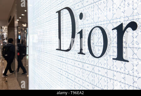 Il francese Christian Dior beni di lusso, tali indumenti e prodotti di bellezza, store e logo che si vede in Hong Kong. Foto Stock