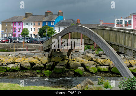 Attraverso una passerella verso case colorate in Aberaeron, Galles Foto Stock