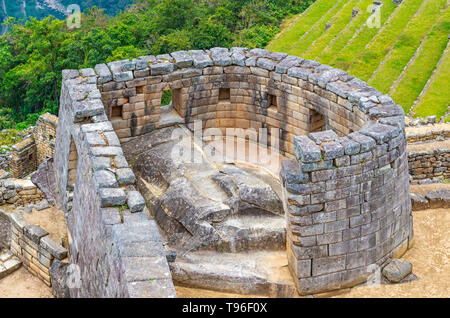 La più importante costruzione Inca di Machu Picchu è il Intiwatana, osservatorio astronomico usato per seguire il percorso del sole, Cusco, Perù. Foto Stock