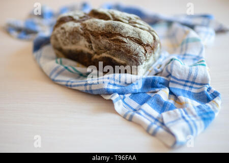 Rosolare il pane su una tabella con un plaid asciugamano Foto Stock