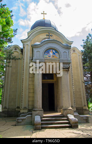 Piccola cappella ortodossa accanto al castello in Vojvodina. - Immagine Foto Stock