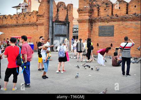 Turisti alla Tha Phae Gate Città vecchia di Chiang Mai Thailandia Foto Stock