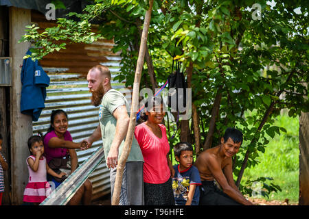 Missione cristiana di team di fornire aiuti alla famiglia in Guatemala Foto Stock