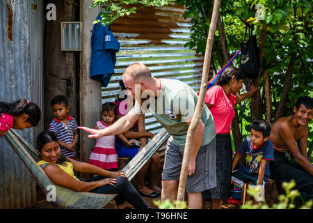 Missione cristiana di team di fornire aiuti alla famiglia in Guatemala Foto Stock