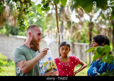 Missione cristiana di team di fornire aiuti alla famiglia in Guatemala Foto Stock