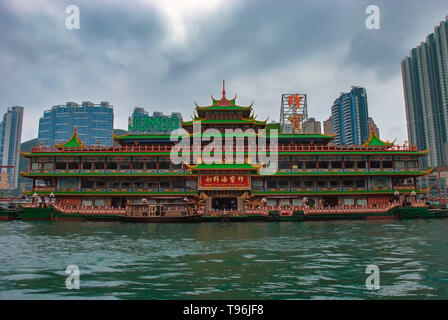 L'iconico ristorante galleggiante Jumbo, ad Aberdeen, Hong Kong Foto Stock