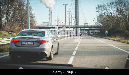 Balla, Svizzera - 25 dicembre 2017: automobili attraversamento dogana al confine tra la Francia e la Svizzera in un giorno di inverno Foto Stock