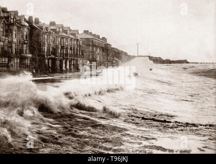 Un palazzo di fine ottocento vista del mare in tempesta percosse il lungomare di Blackpool, una stazione balneare sul Lancashire irlandese sulla costa del mare, tra la Ribble e Wyre estuari, nel nord ovest dell'Inghilterra. Esso è diventato di moda nella metà del XVIII secolo a causa della pratica dei bagni di mare per curare le malattie, con il completamento di un ramo di linea ferroviaria a Blackpool. La crescita turistica è stata intensificata mediante la pratica tra il Lancashire cotone proprietari del mulino di chiudere le fabbriche per una settimana ogni anno per la manutenzione e la riparazione di macchinari. Foto Stock