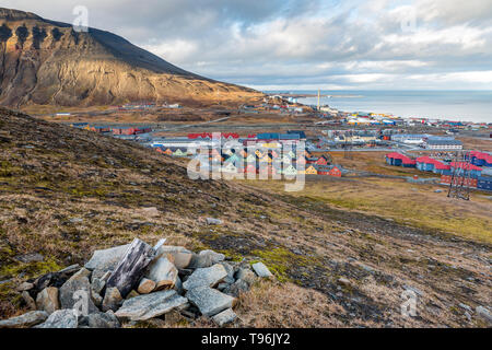 Escursioni a piedi lungo le montagne - Vista di Longyearbyen e adventdalen fjord dal di sopra - la parte più settentrionale del settlement nel mondo. Svalbard, Norvegia Foto Stock