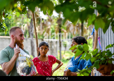 Missione cristiana di team di fornire aiuti alla famiglia in Guatemala Foto Stock