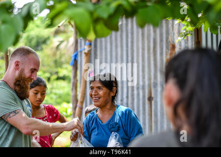 Missione cristiana di team di fornire aiuti alla famiglia in Guatemala Foto Stock