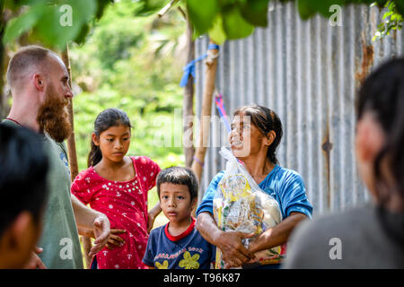 Missione cristiana di team di fornire aiuti alla famiglia in Guatemala Foto Stock