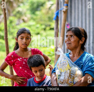 Missione cristiana di team di fornire aiuti alla famiglia in Guatemala Foto Stock