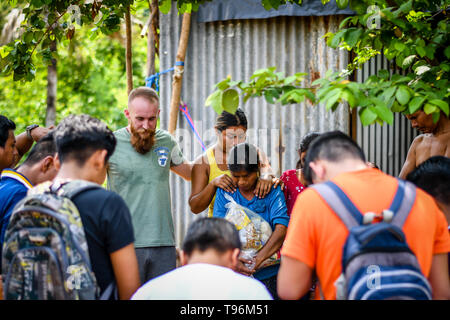 Missione cristiana di team di fornire aiuti alla famiglia in Guatemala Foto Stock